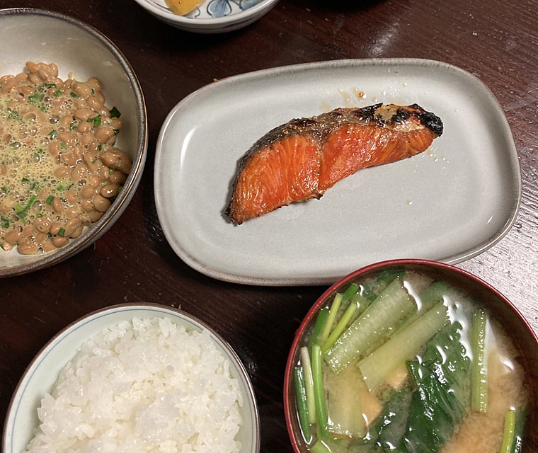 夕食作り（2022.10.25）鮭の塩焼きと小松菜の味噌汁