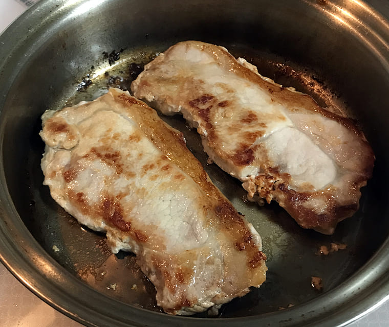 わたしの夕食づくり（豚ロース肉のトマト煮）バターでしっかり焼く