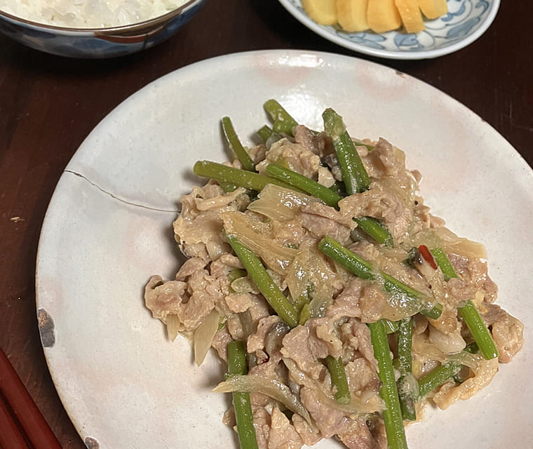 豚肉とにんにくの芽の炒め物